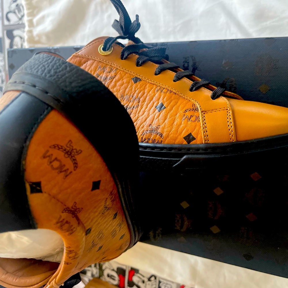 Cognac and black men sneakers